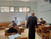 رئيس الإدارة المركزية لشؤون التعليم، يتابع امتحانات الشهادة الثانوية الأزهرية بالقاهرة