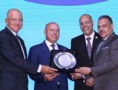 محافظ الشرقية خلال مشاركته إحتفالية تَخرُج الدفعة الثالثة من طلاب مدرسة السويدي للتكنولوجيا التطبيقية.  ويؤكد أهمية التعليم الفني ودوره البناء في دعم الصناعة المصرية ودفع عجلة الإقتصاد والتنمية