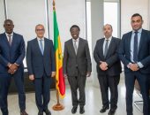 السفير المصري يبحث سبل تعزيز التعاون الثنائي مع وزير الصناعة والتجارة السنغالي