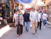 محافظ دمياط فى جولة مفاجئة بشارع الشرباصى ناشد خلالها أصحاب المحال التجارية بعدم التعدى على الطريق العام لتيسير حركة المارة