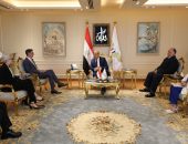 وزير الطيران المدني يلتقي نائب الرئيس التنفيذي لمجموعة   Thales الفرنسية العالمية لبحث أوجه التعاون المشترك في مختلف أنشطة الطيران المدني.