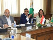 محافظ الجيزة يلتقى بمسئولى أجهزة مياه الشرب والصرف الصحى لوضع حلول عاجلة للقضاء على المشكلات بعدداً من القطاعات التى تم رصدها