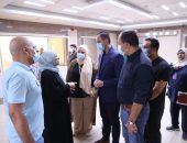 نائب وزير الصحة يتفقد مستشفى هليوبوليس ويوصي بصرف مكافأة مالية لفريق مكافحة العدوى