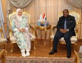 مستشار شيخ الأزهر تبحث سبل تعزيز الدعم العلمي مع سفير بوروندي بالقاهرة