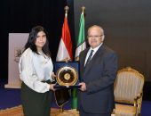 د. الخشت يكرم مجموعة جديدة من قيادات جامعة القاهرة والعاملين بمختلف درجاتهم تقديرًا لإسهاماتهم وجهودهم فى تحقيق الخطة الاستراتيجية للجامعة