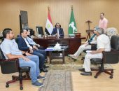 محافظ الشرقية  يعقد إجتماعاً لمناقشة مشروعات الرصف والتغطية المنفذة بمعرفة جهاز تعمير سيناء