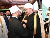 العلماء ووفود المؤتمر الدولي الخامس بجمهورية تتارستان يلتفون حول وزير الأوقاف