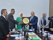 مظاهرة حب وتقدير للدكتور الخشت خلال ترأسه اجتماع مجلس كلية الإعلام