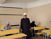 رئيس الإدارة المركزية لشؤون التعليم، يتابع أعمال امتحانات النقل للمرحلتين الابتدائية والاعدادية الأزهرية بالجيزة