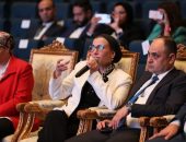 وزيرة البيئة تشهد عرضاً تقديمياً لقصص نجاح مشروعات نالت دعم وزارتى البيئة والصناعة