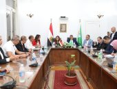 وزيرة التنمية المحلية تتابع مع محافظ الجيزة وعدد من القيادات دفع وتيرة العمل بملف التصالح في مخالفات البناء