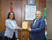 تكريم الدكتور الخشت وتسليمه درع كلية الصيدلة تقديرًا لجهوده وإنجازاته ودعمه المستمر للكلية مما أدى إلى تطور ترتيب الكلية في مختلف التصنيفات العالمية