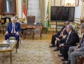 مجلس كلية الآداب يتوجه بكامل تشكيله إلى مكتب د. الخشت بالقبة معربين عن تقديرهم لقيادته جامعة القاهرة نحو العالمية خلال فترة رئاسته منذ 2017