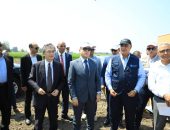محافظ كفرالشيخ والسفير الياباني يشهدان تشغيل ماكينة زراعة الأرز المطورة بقرية أريمون«صنع في مصر»