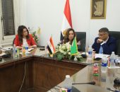 وزيرة التنمية المحلية تتابع مع محافظ الجيزة وعدد من القيادات دفع وتيرة العمل بملف التصالح في مخالفات البناء