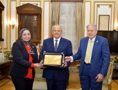 د. الخشت يستقبل مجلس كلية التجارة لتقديم الشكر والعرفان لجهوده المخلصة ودعمه المستمر للكلية والطفرات التى حققتها جامعة القاهرة خلال فترة رئاسته