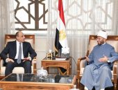 وزير الأوقاف يستقبل وزير الطيران السابق