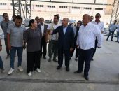 احد مستثمري المنطقة يستوقف نائب رئيس مجلس الوزراء للتنمية الصناعية وزير الصناعة والنقل ويعرض عليه مشكلة مصنعه المتخصص في الصناعات الهندسية
