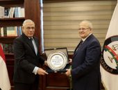 النائب العام يكرم د.الخشت لإسهاماته الفعالة للنيابة العامة وأعضائها