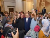 حشود غفيرة من منسوبي جامعة القاهرة تنظم ممرا شرفيا مهيبًا لتوديع د. الخشت بمناسبة انتهاء مدة رئاسته للجامعة لبلوغه السن القانونية