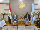 اللواء خالد شعيب محافظ مطروح يستقبل الدكتور شريف فاروق وزير التموين والتجارة الداخلية والوفد المرافق لهخلال زيارته للمحافظة لتفقد عدد من المشروعات الإنتاجية والخدمات والمنشآت التموينية التي تعمل علي تقديم مختلف الخدمات للمواطنين.