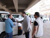 محافظ دمياط يقود حملة على المواقف بمنطقة السنانية لمتابعة موقف الالتزام بالتعريفة الجديدة ووضع الملصقات على سيارات الأجرة