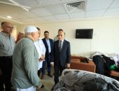 محافظ كفرالشيخ يطمئن على الأشقاء الفلسطينيين بمستشفى بيلا المركزي .. موجهًا برعايتهم