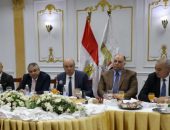 وزير الطيران المدنى خلال لقائه مع محرري شئون الطيران : لا صحه لبيع المطارات المصريه ..و نعمل في إطار محددات رؤية الدولة المصرية   تعزيز الشراكات مع القطاع الخاص دون المساس بأصول الدولة