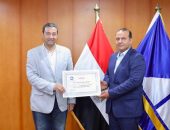 محافظ دمياط يٌكرم مدير الإدارة العامة للأزمات والكوارث والحد من المخاطر ورئيس الوحدة المحلية لمدينة السرو