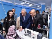 وزير العمل يُسلم عقود عمل لذوي همم وجوائز وشهادات لخريجي مراكز التدريب المهني ..