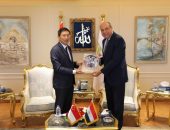 وزير الطيران المدني يستقبل السفير السنغافوري بمقر الوزارة بالعاصمة الإدارية الجديدة لتعزيز آفاق التعاون المشترك بين البلدين في مجال الطيران المدني.