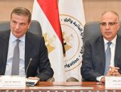 الأستاذ الدكتور/ هانى سويلم والسيد الأستاذ/ علاء فاروق يبحثان موقف الموضوعات المشتركة بين وزارتى الرى والزراعة