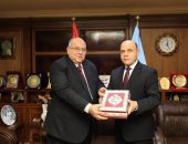 محافظ كفرالشيخ يكرم السكرتير العام المساعد لجهوده ويقدم له التهنئة بمنصبه الجديد« سكرتيرًا عامًا لمحافظة الشرقية»