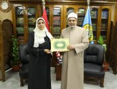 رئيس جامعة الأزهر يكرم المحامية نهلة عبد الحي لإخلاصها في عملها