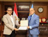محافظ كفرالشيخ يكرم وكيل وزارة الإسكان لبلوغه السن القانونية للمعاش
