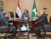 محافظ الشرقية يستقبل السكرتير العام والسكرتير المساعد الجديدين للمحافظة بمكتبه بالديوان العام