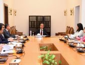 وزير الخارجية والهجرة وشئون المصريين بالخارج يجتمع بقيادات وأعضاء القطاع الاقتصادي بوزارة الخارجية