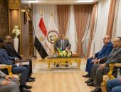 ” وزير الدولة للإنتاج الحربى ” يلتقى ” السفير السنغالى بمصر ” لبحث ودعم أوجه التعاون المشترك