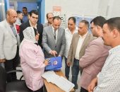 محافظ الشرقية يتفقد مركز طب الأسرة بجزيرة سعود ويؤكد أن مبادرة حياة كريمة حلم تحقق لأبناء قرى مركز الحسينية