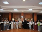 رئيس جامعة كفر الشيخ يكرم الطلبة الذين اجتازو الدورات التدريبية بمركز الارشاد النفسي بالجامعة