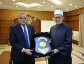 رئيس جامعة كفر الشيخ يهنئ الدكتور نظير عياد لتعيينه مفتيًا لجمهورية مصر العربية