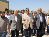 محافظ الجيزة يتفقد انتظام العمل داخل عدداً من مواقف السرفيس الحضارية بمركز الصف