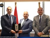 المستشار محمود فوزي وزير الشئون النيابية والقانونية والتواصل السياسي يستقبل وفدًا من حزب “حماة الوطن”