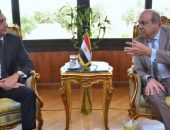وزير الطيران المدنى يلتقى بنائب رئيس المبيعات والتسويق بمنطقة الشرق الأوسط وتركيا لشركة بوينج العالمية لبحث أوجه التعاون المشترك في مجال صناعة النقل الجوي.