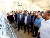 وزير الإسكان ومحافظ الإسكندرية يتفقدان مشروع إنشاء كوبرى على مستويين لربط شارع السادات بالطريق الدولى الساحلى