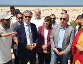 الأستاذ الدكتور/ هانى سويلم والسيدة نائب أمين عام الأمم المتحدة ، ومحافظ دمياط ، والممثل المقيم لبرنامج الأمم المتحدة الإنمائى يتفقدون مواقع حماية الشواطئ ضمن “مشروع تعزيز التكيف مع تغير المناخ في منطقتي الساحل الشمالي ودلتا النيل” في دمياط