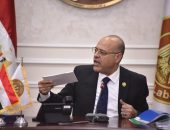 وزارة العمل تُسلم وثائق صرف التعويضات لثلاثة من العمالة غير المنتظمة ضحايا “حادث الأقصر” ..