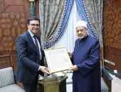 شيخ الأزهر يستقبل وزير الثقافة ويدعو للتصدي للأنماط الفنية والثقافية التي عزلت الشباب العربي عن هويته الدينية والأخلاقية
