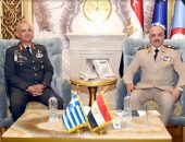 الفريق أول / عبدالمجيد صقر القائد العام للقوات المسلحة وزير الدفاع والإنتاج الحربى والفريق / أحمد خليفة رئيس أركان حرب القوات المسلحة يلتقيان رئيس هيئة الأركان العامة للقوات المسلحة اليونانية .