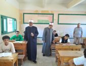 رئيس الإدارة المركزية لشؤون التعليم، يتابع امتحانات الدور الثاني للشهادة الثانوية الأزهرية بالاسماعيلية.